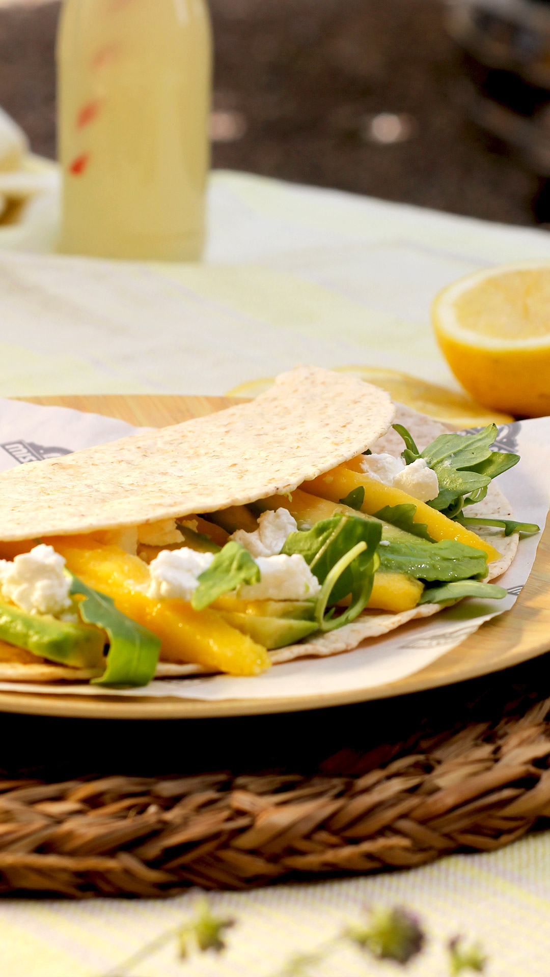 WRAP AU FROMAGE DE CHÈVRE, À LA MANGUE ET À L'AVOCAT
