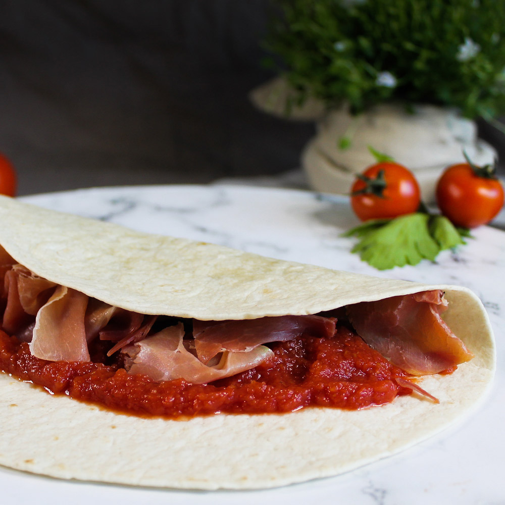 WRAP AU JAMBON, À L'AIL ET À LA TOMATE