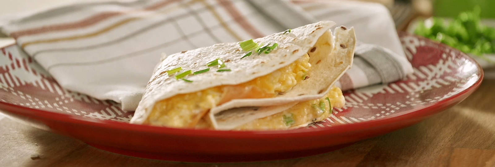 Wrap aux œufs brouillés et au saumon fumé